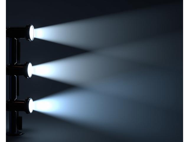 Diagram illustrating different bicycle light beam patterns: spot, flood, and combination, with lumens specifications